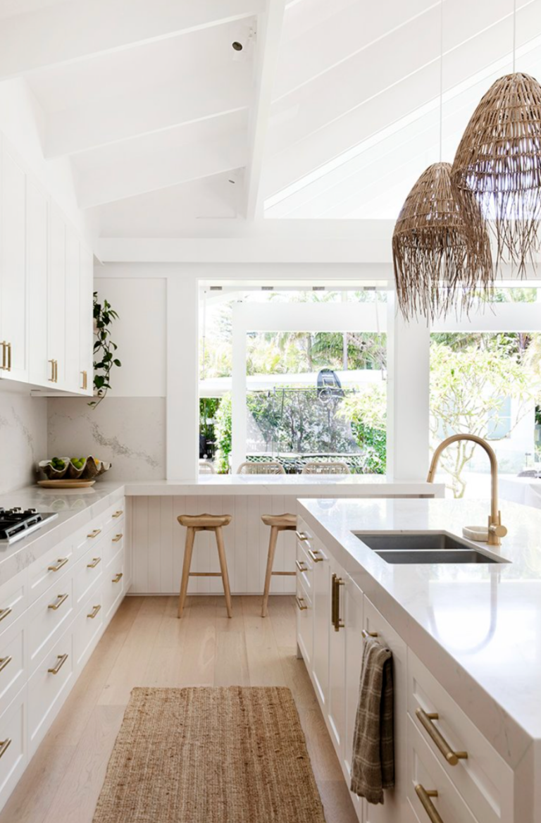 10 Coastal Kitchen Designs That Will Make Cleaning a Breeze